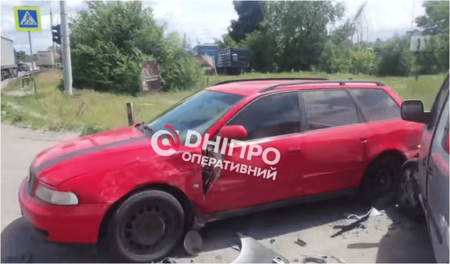 У Дніпрі на Полтавському шосе Ford на швидкості протаранив дві автівки