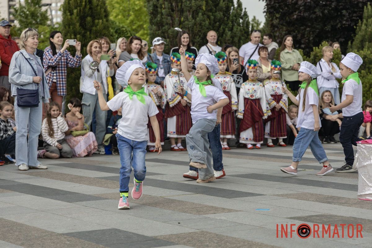 у Дніпрі відкрили сезон дитячих розваг у сквері Прибережний