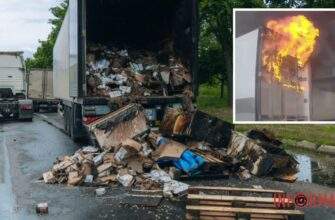 патрульні показали, як евакуювали вантажівки з відділення “Нової пошти” в Дніпрі, по якому вдарив ворог