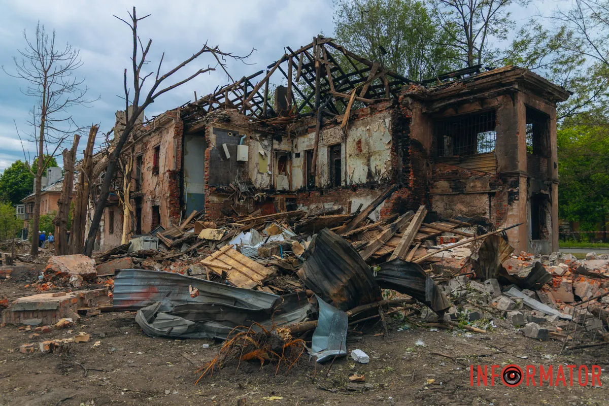 містяни несуть квіти до зруйнованого будинку, триває ліквідація наслідків