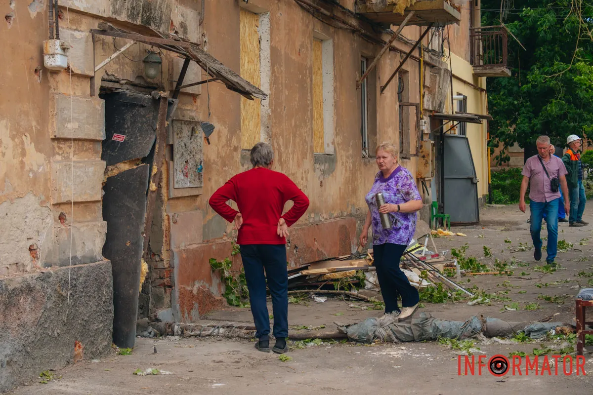 містяни несуть квіти до зруйнованого будинку, триває ліквідація наслідків