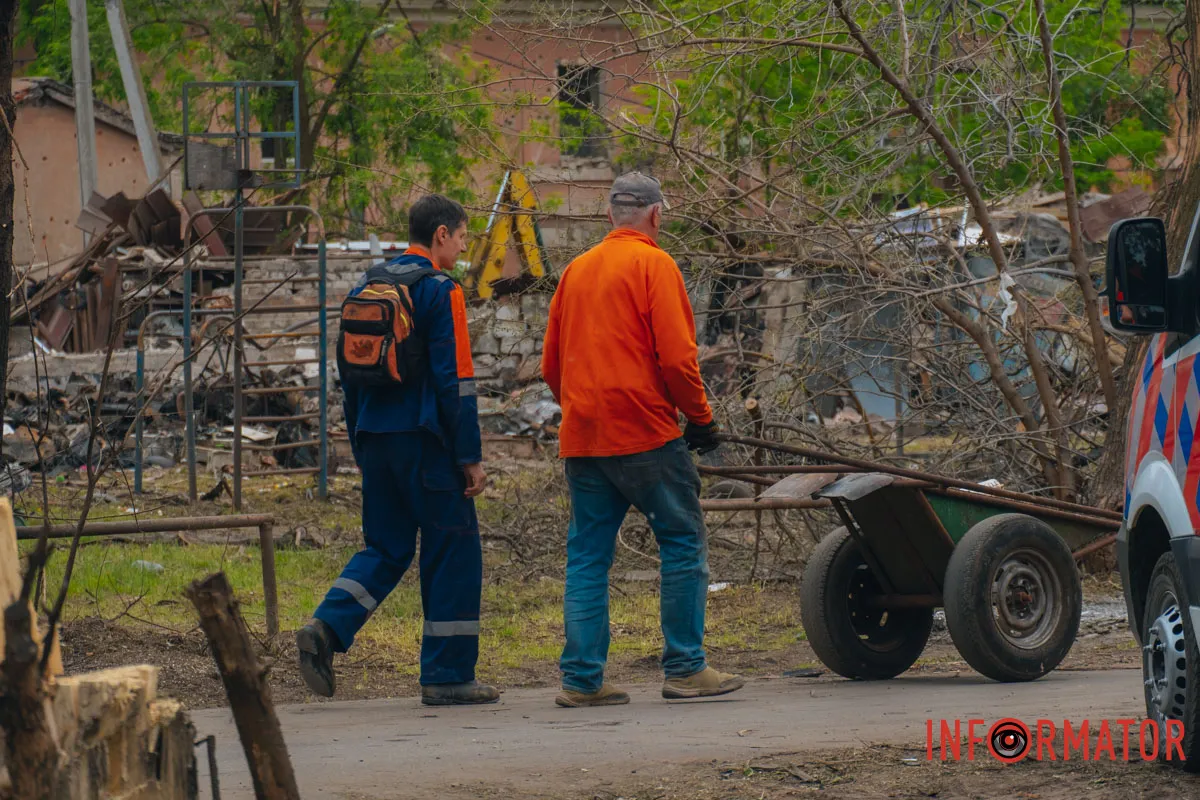 містяни несуть квіти до зруйнованого будинку, триває ліквідація наслідків