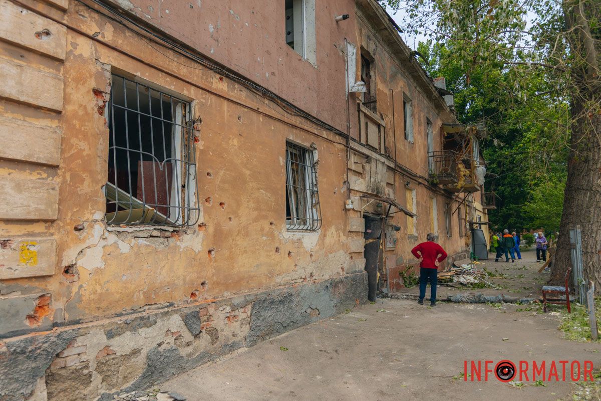 містяни несуть квіти до зруйнованого будинку, триває ліквідація наслідків