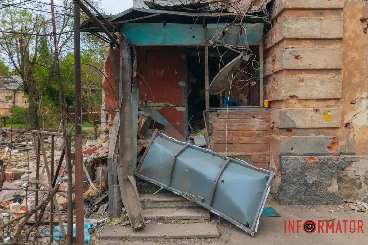 містяни несуть квіти до зруйнованого будинку, триває ліквідація наслідків