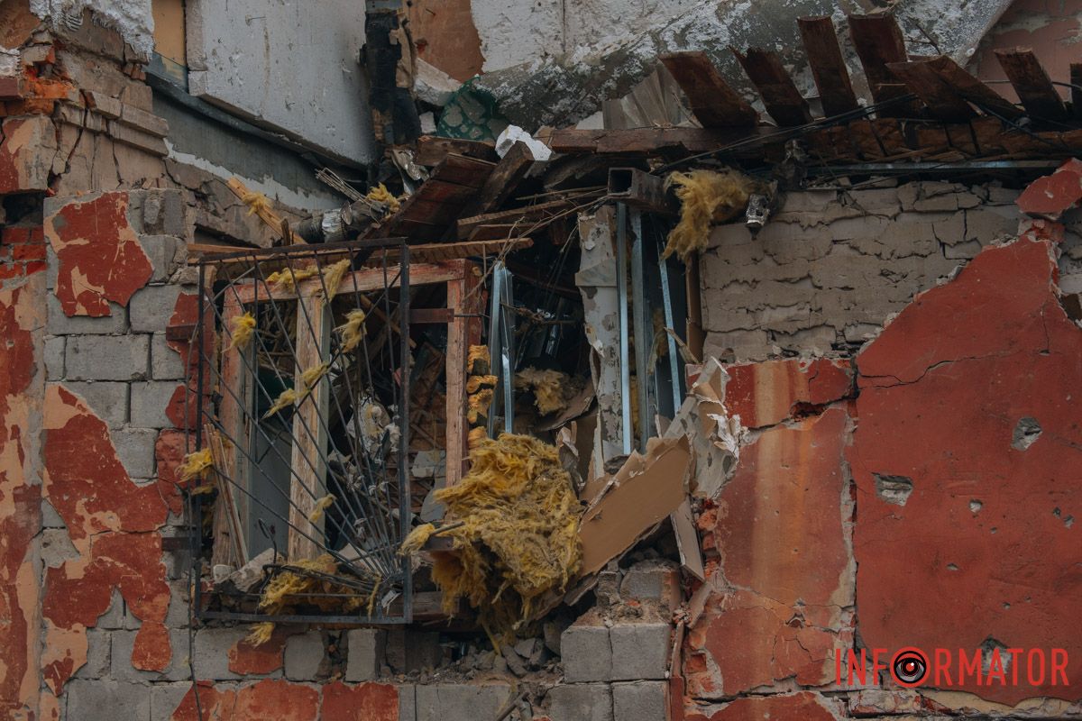 містяни несуть квіти до зруйнованого будинку, триває ліквідація наслідків