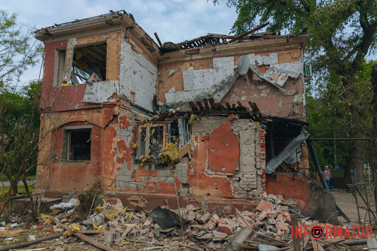 містяни несуть квіти до зруйнованого будинку, триває ліквідація наслідків