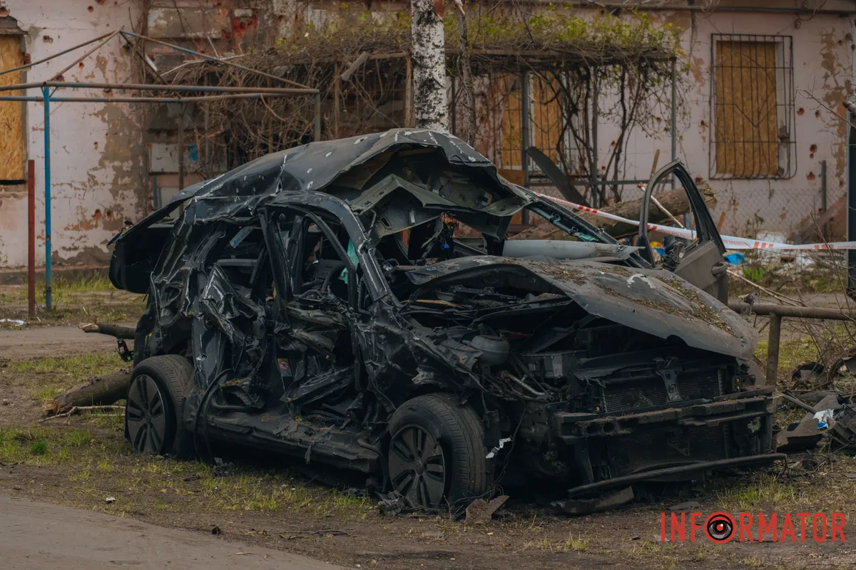 містяни несуть квіти до зруйнованого будинку, триває ліквідація наслідків