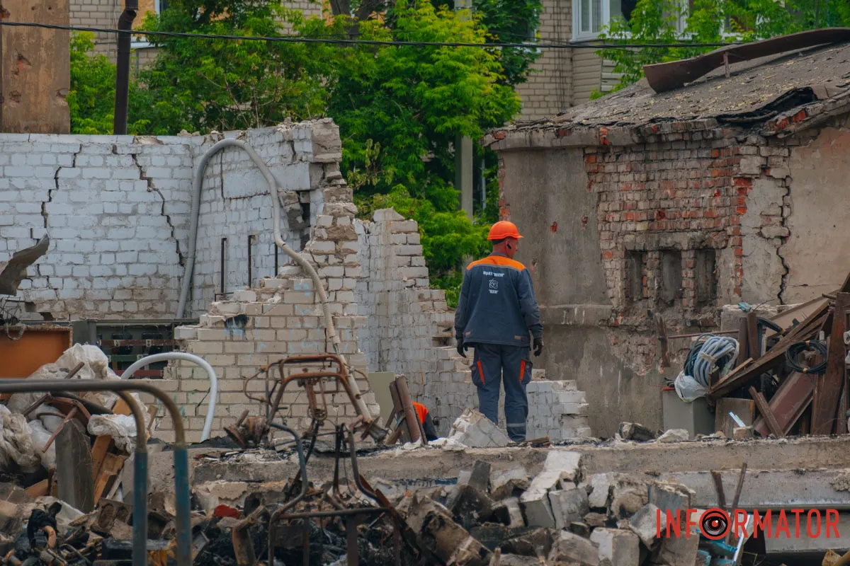 містяни несуть квіти до зруйнованого будинку, триває ліквідація наслідків