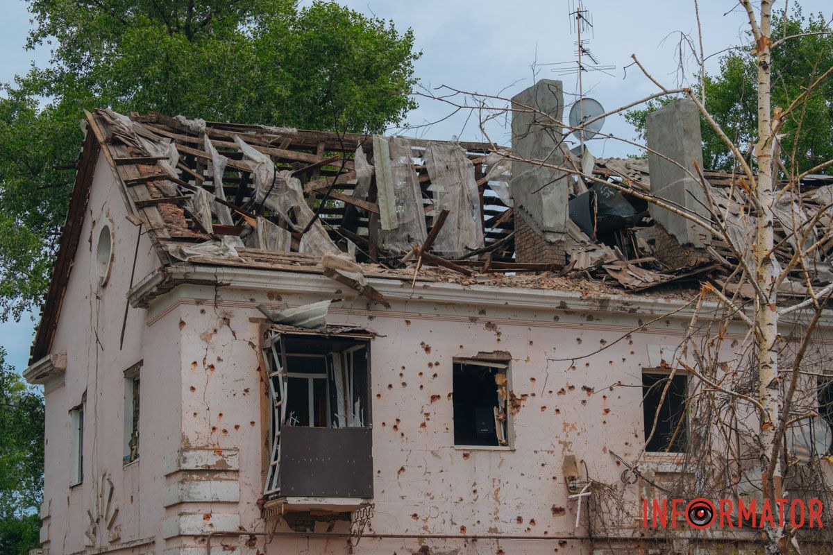 містяни несуть квіти до зруйнованого будинку, триває ліквідація наслідків