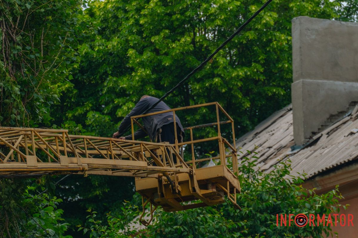 містяни несуть квіти до зруйнованого будинку, триває ліквідація наслідків