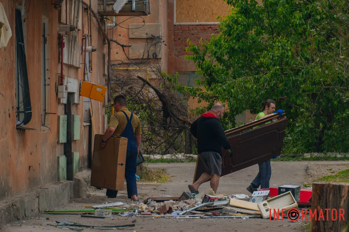 містяни несуть квіти до зруйнованого будинку, триває ліквідація наслідків