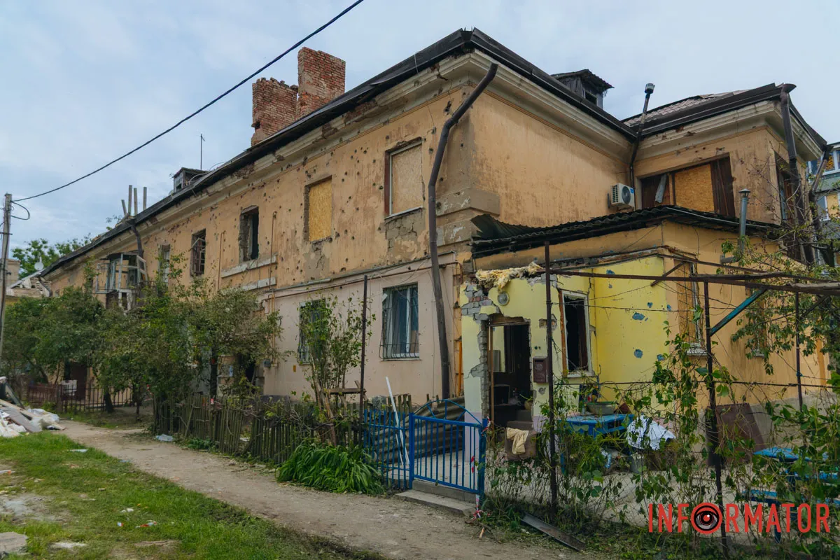 містяни несуть квіти до зруйнованого будинку, триває ліквідація наслідків