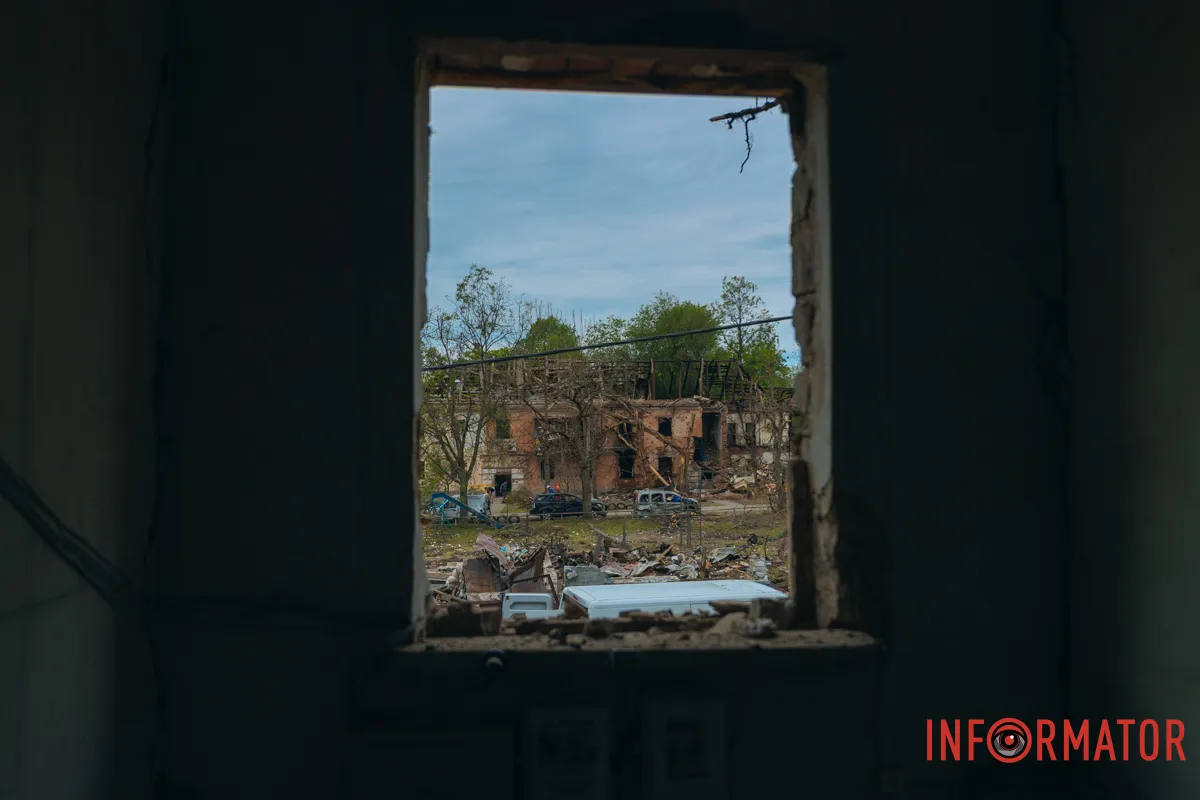 містяни несуть квіти до зруйнованого будинку, триває ліквідація наслідків
