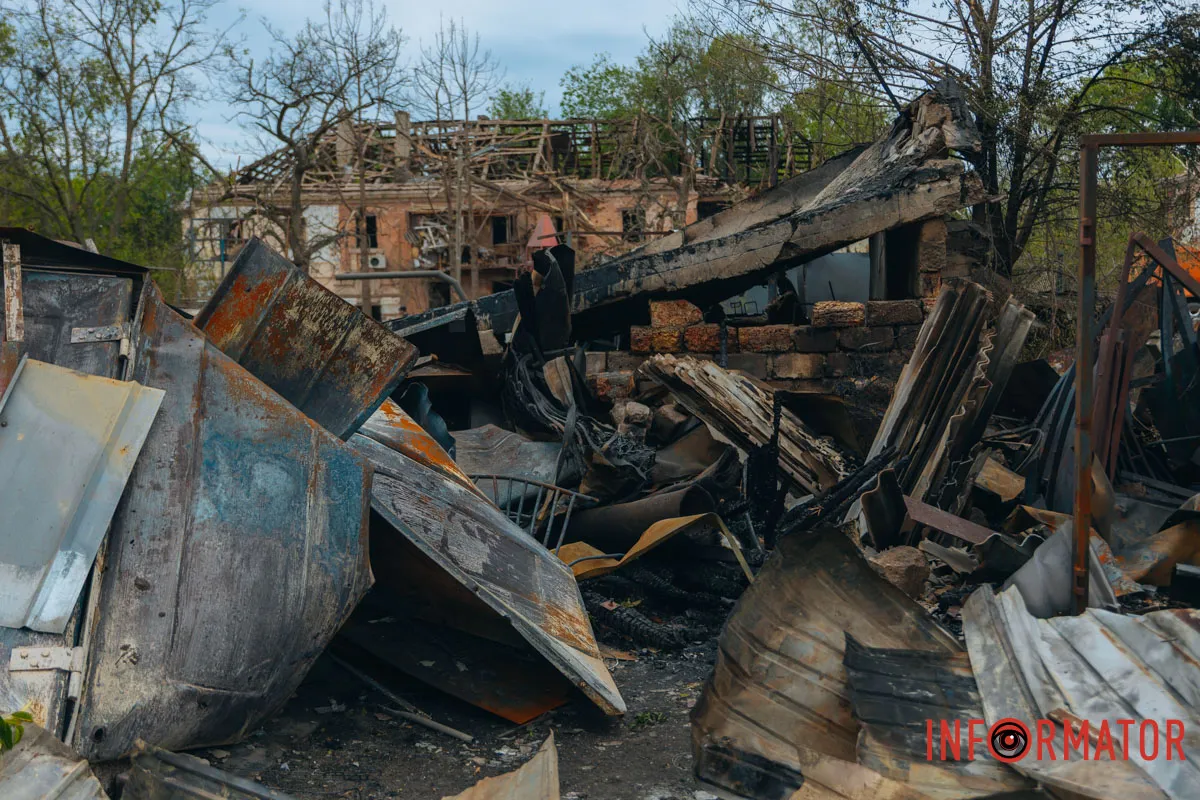 містяни несуть квіти до зруйнованого будинку, триває ліквідація наслідків