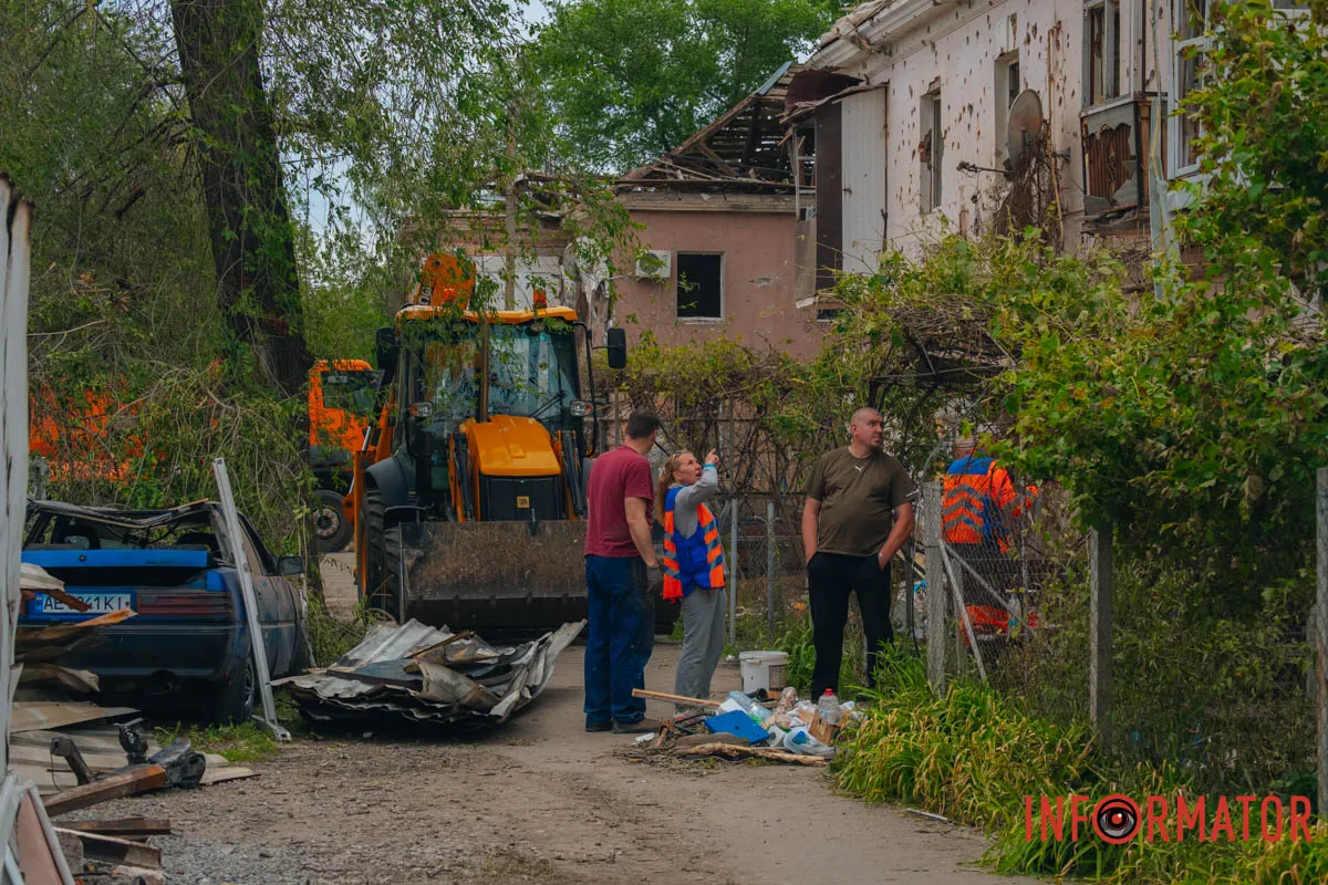 містяни несуть квіти до зруйнованого будинку, триває ліквідація наслідків