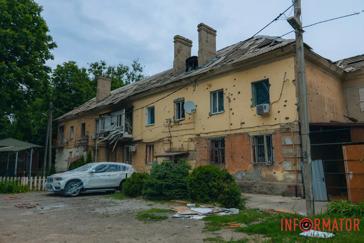 містяни несуть квіти до зруйнованого будинку, триває ліквідація наслідків