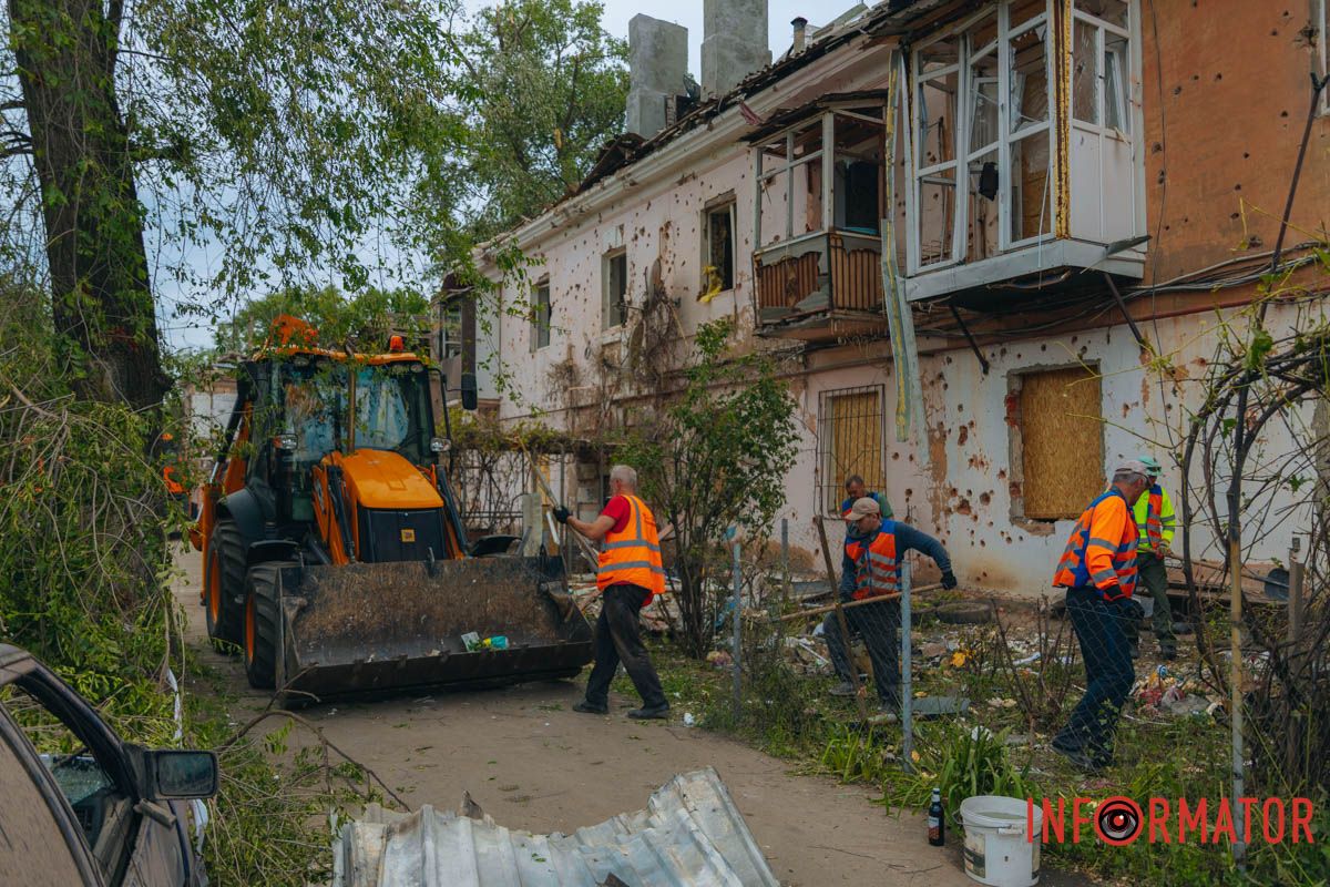 містяни несуть квіти до зруйнованого будинку, триває ліквідація наслідків