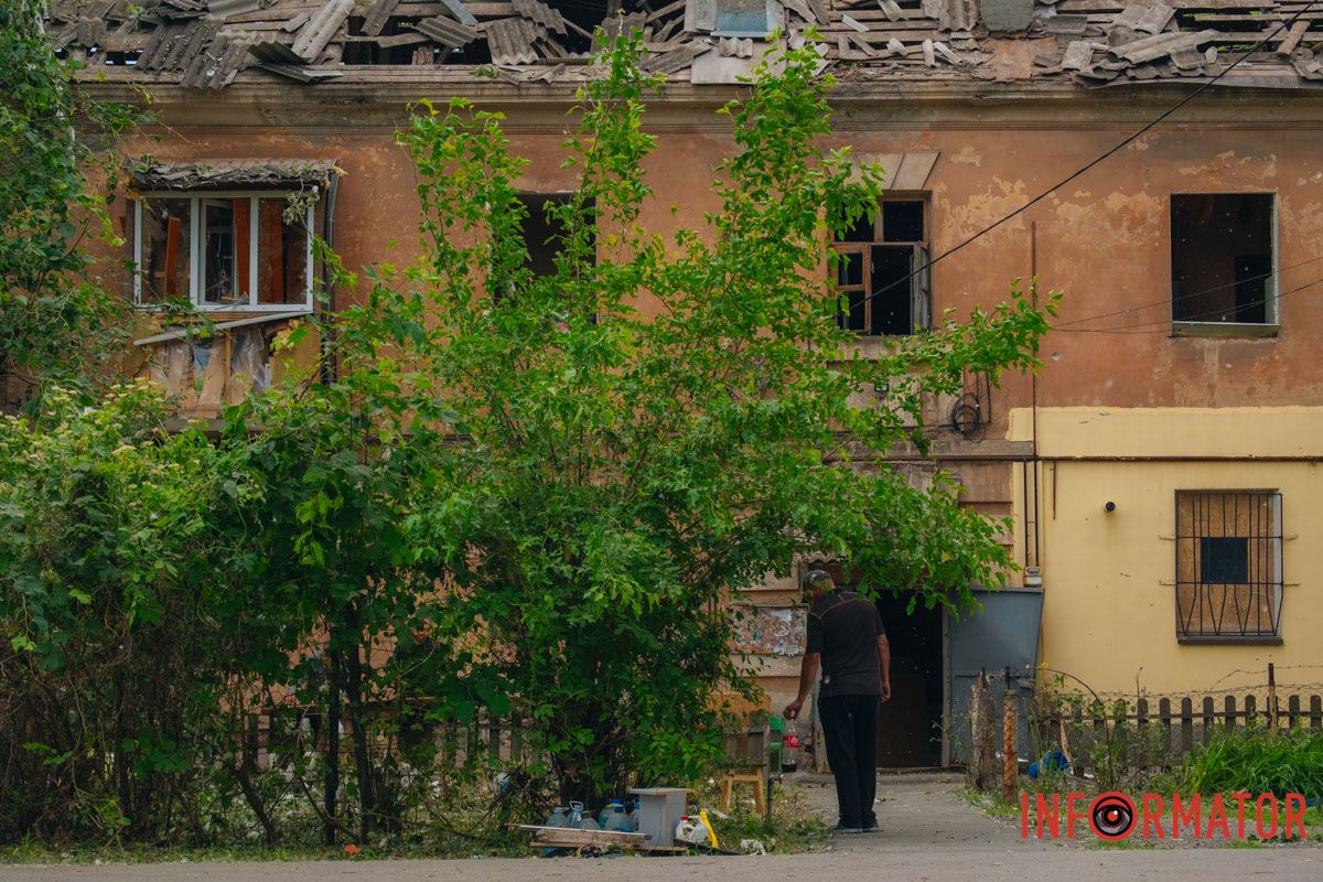 містяни несуть квіти до зруйнованого будинку, триває ліквідація наслідків