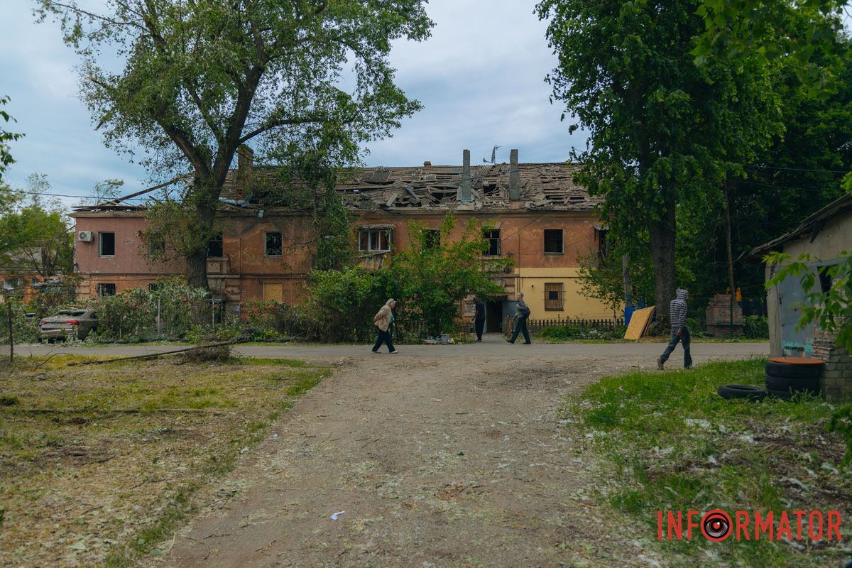 містяни несуть квіти до зруйнованого будинку, триває ліквідація наслідків