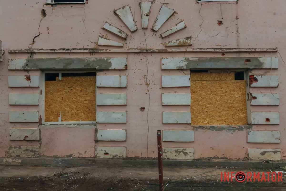 містяни несуть квіти до зруйнованого будинку, триває ліквідація наслідків