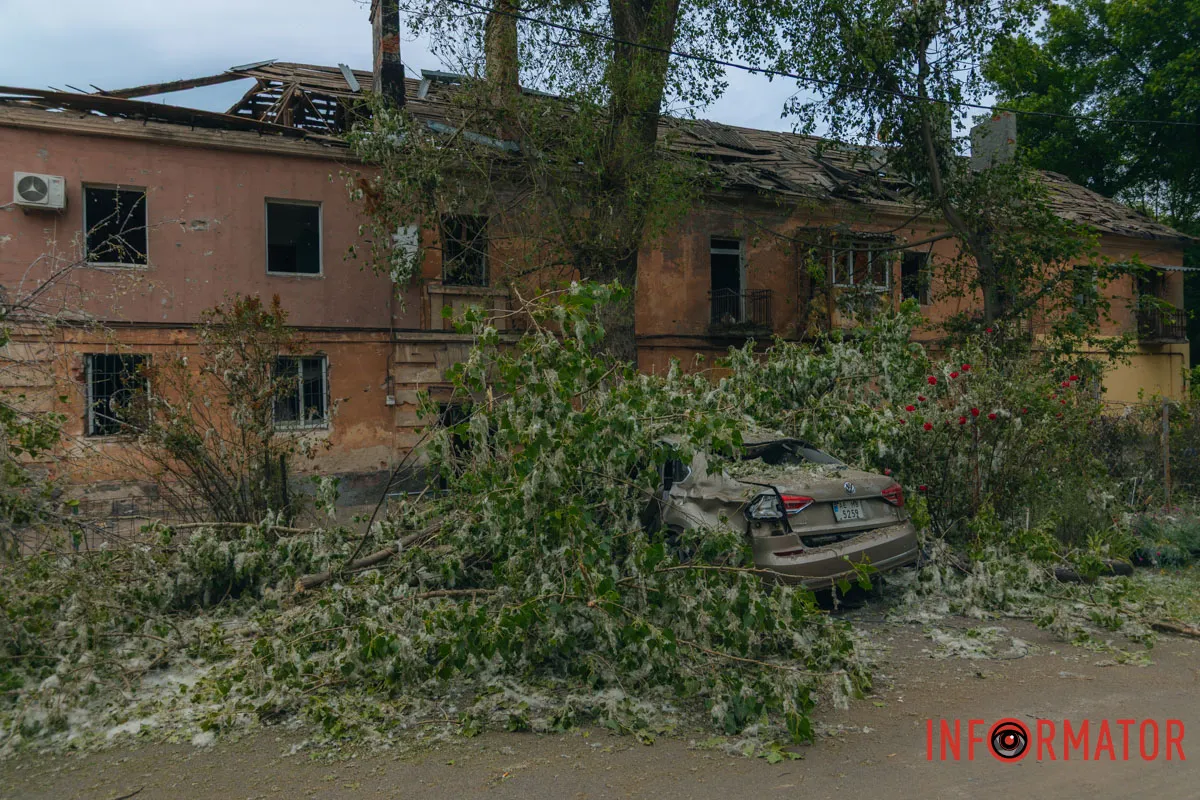 містяни несуть квіти до зруйнованого будинку, триває ліквідація наслідків