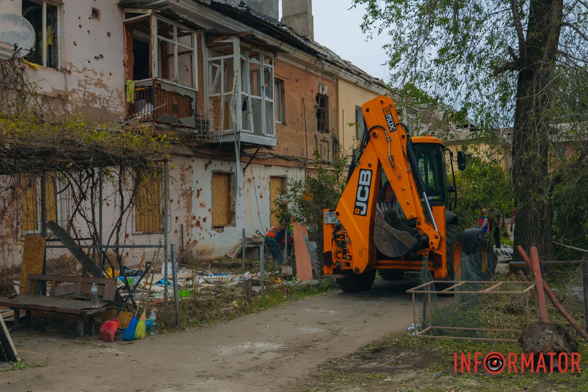 містяни несуть квіти до зруйнованого будинку, триває ліквідація наслідків