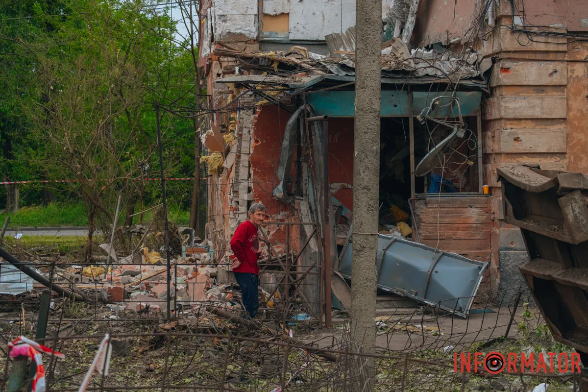 містяни несуть квіти до зруйнованого будинку, триває ліквідація наслідків