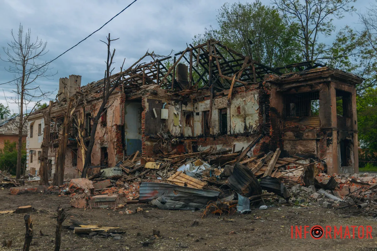 містяни несуть квіти до зруйнованого будинку, триває ліквідація наслідків