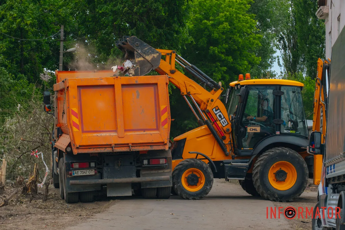 містяни несуть квіти до зруйнованого будинку, триває ліквідація наслідків