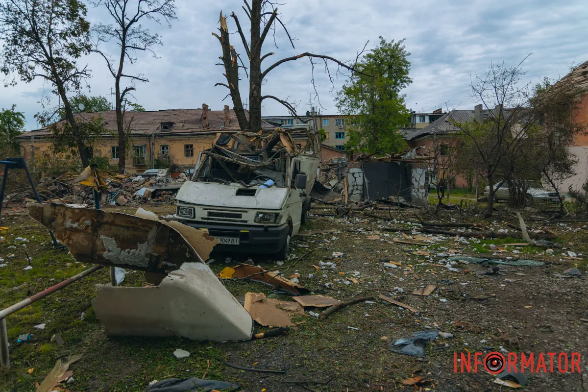 містяни несуть квіти до зруйнованого будинку, триває ліквідація наслідків