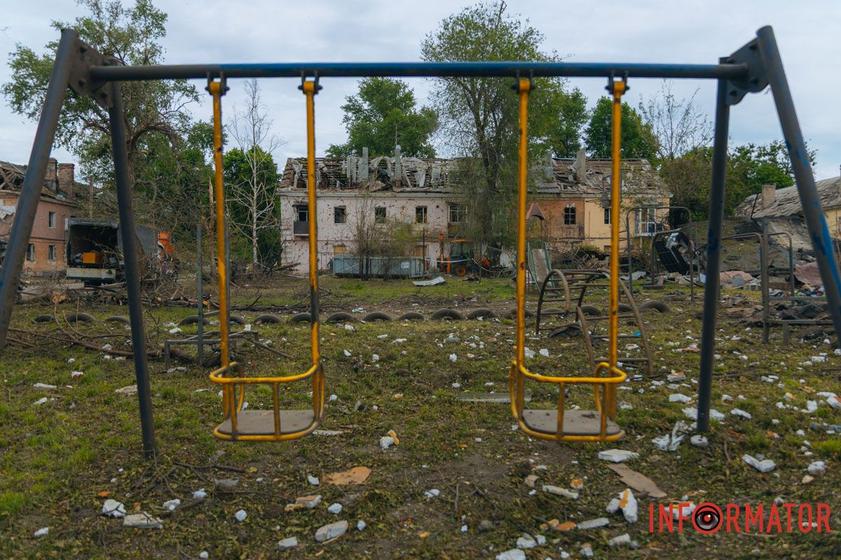 містяни несуть квіти до зруйнованого будинку, триває ліквідація наслідків