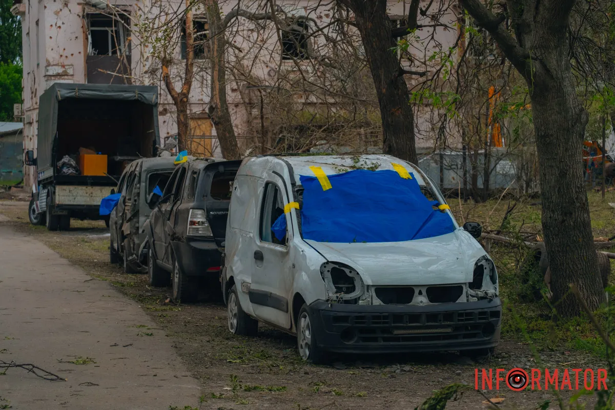 містяни несуть квіти до зруйнованого будинку, триває ліквідація наслідків