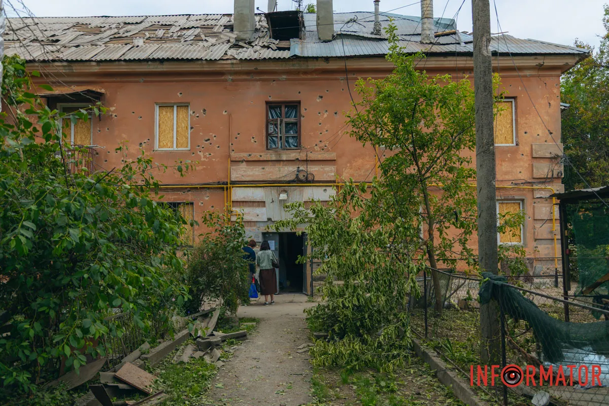 містяни несуть квіти до зруйнованого будинку, триває ліквідація наслідків