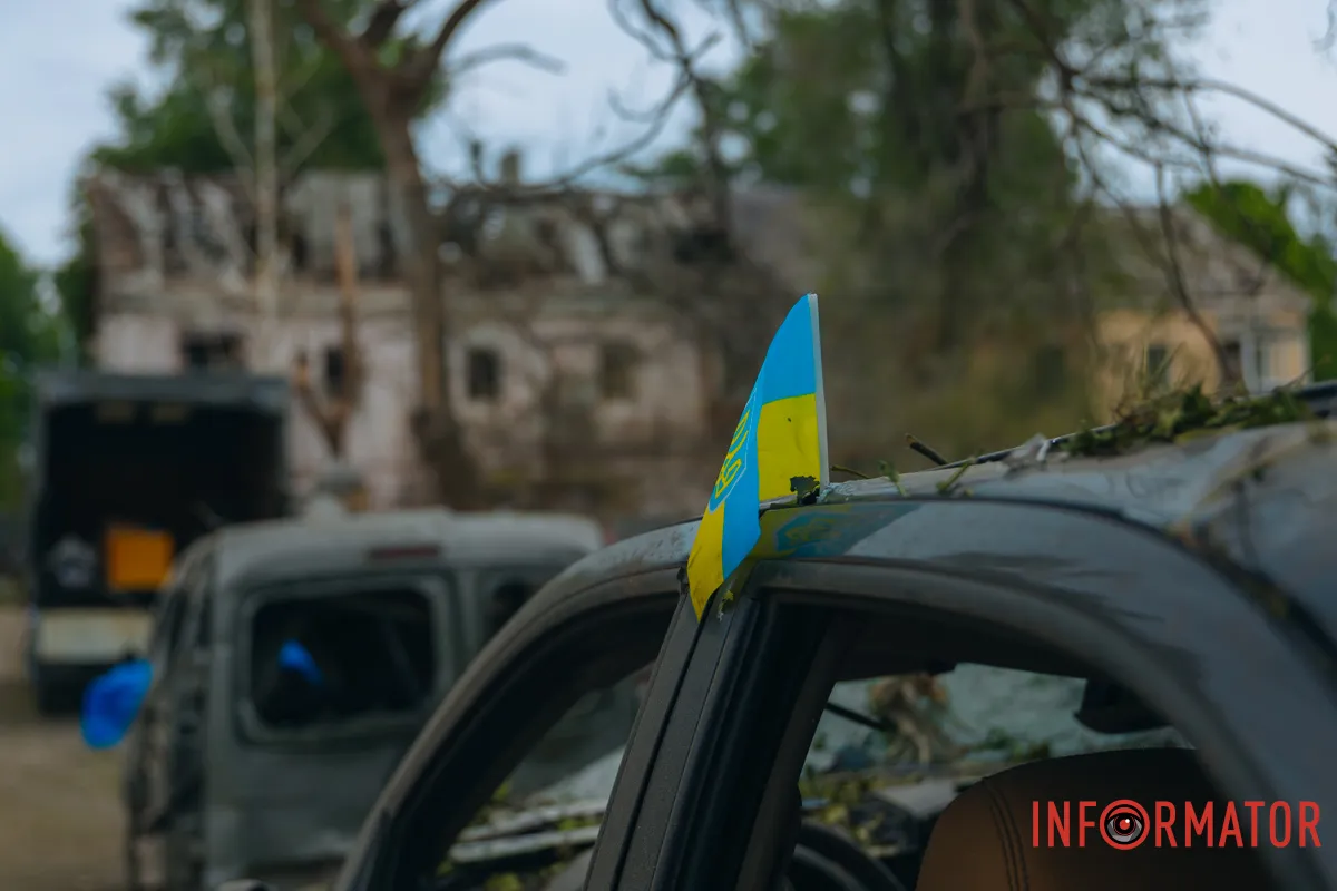 містяни несуть квіти до зруйнованого будинку, триває ліквідація наслідків