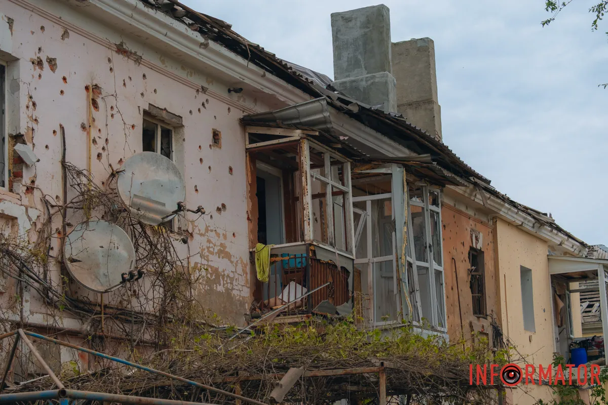 містяни несуть квіти до зруйнованого будинку, триває ліквідація наслідків