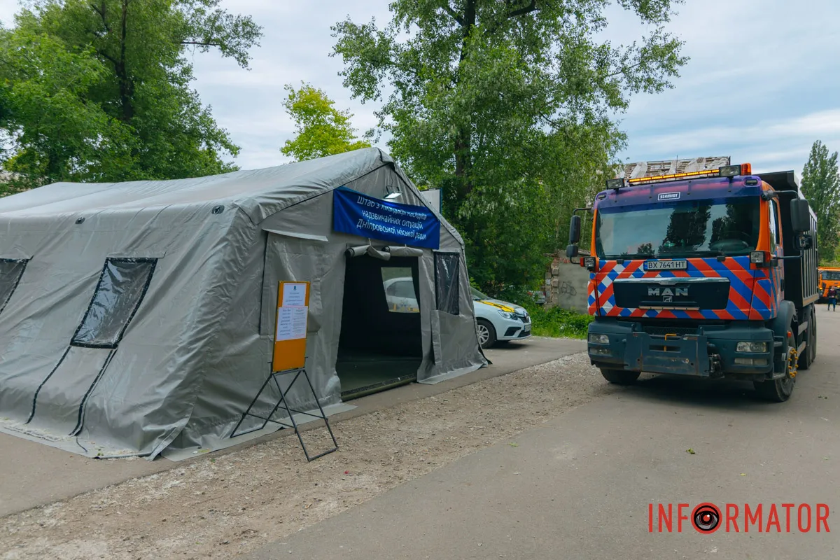 містяни несуть квіти до зруйнованого будинку, триває ліквідація наслідків