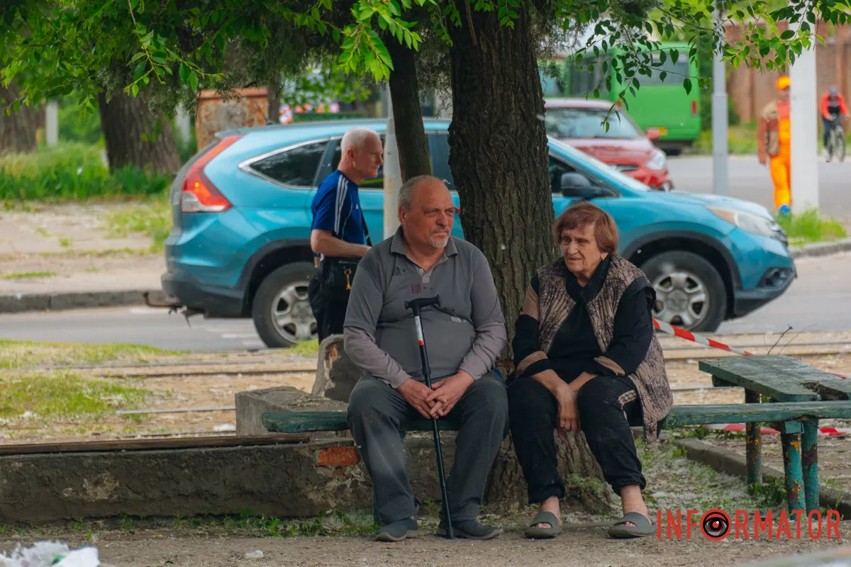 містяни несуть квіти до зруйнованого будинку, триває ліквідація наслідків