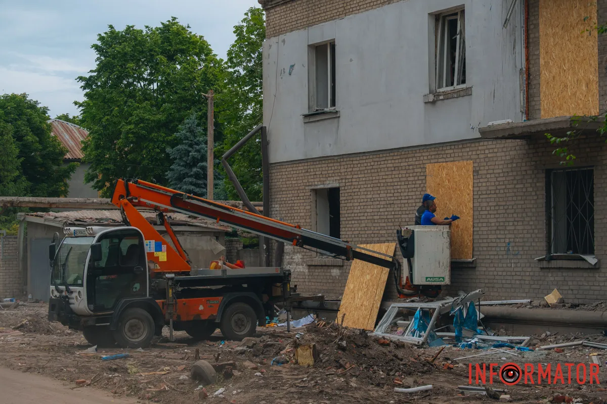 містяни несуть квіти до зруйнованого будинку, триває ліквідація наслідків
