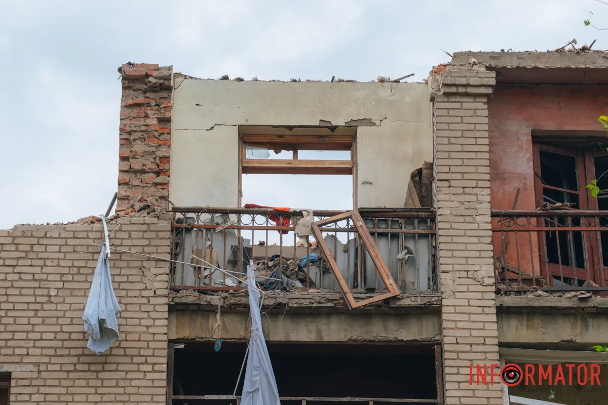 містяни несуть квіти до зруйнованого будинку, триває ліквідація наслідків