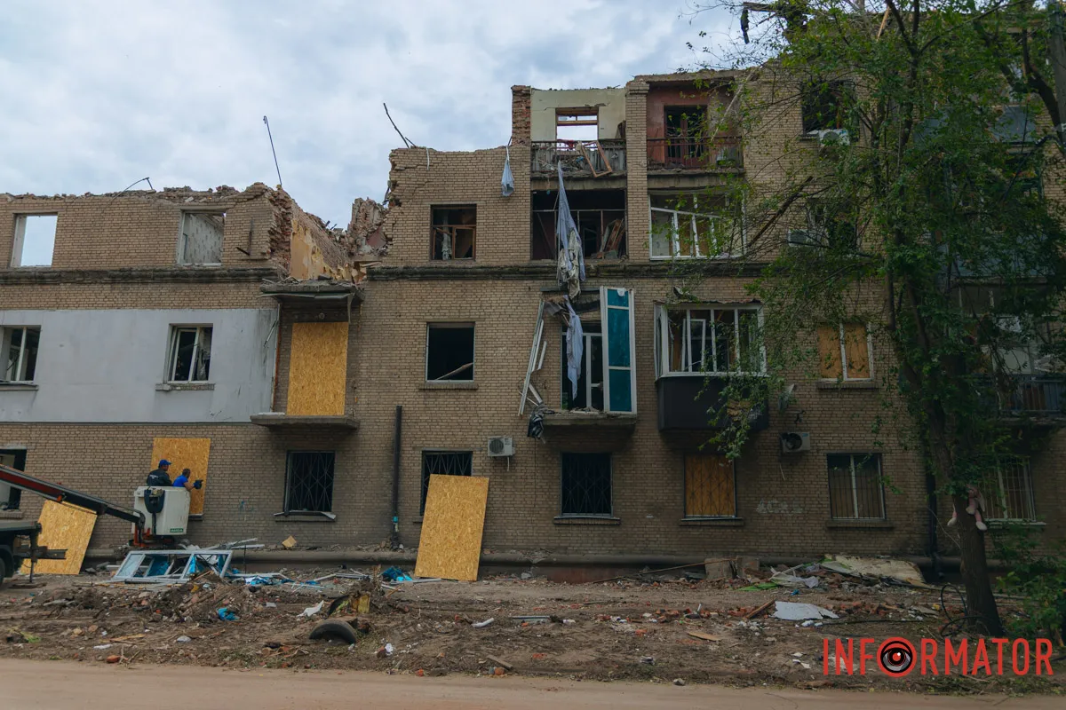 містяни несуть квіти до зруйнованого будинку, триває ліквідація наслідків