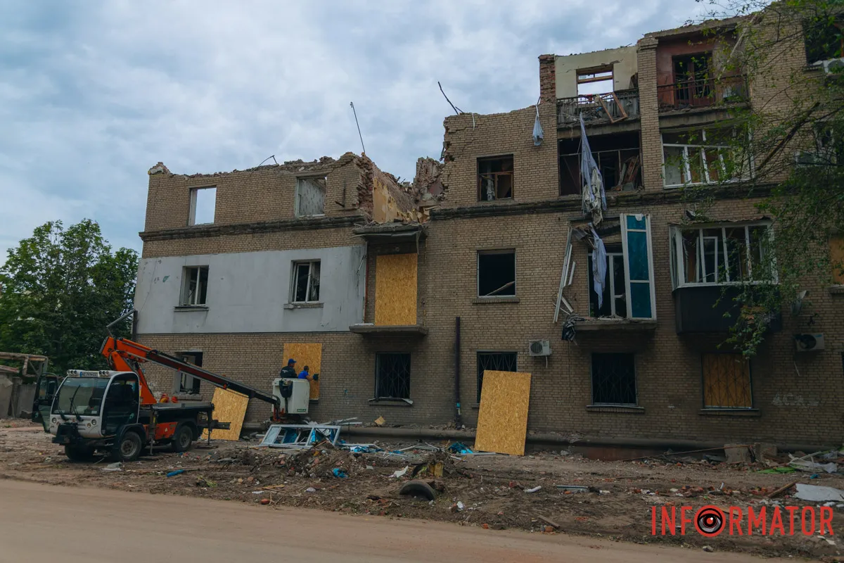 містяни несуть квіти до зруйнованого будинку, триває ліквідація наслідків
