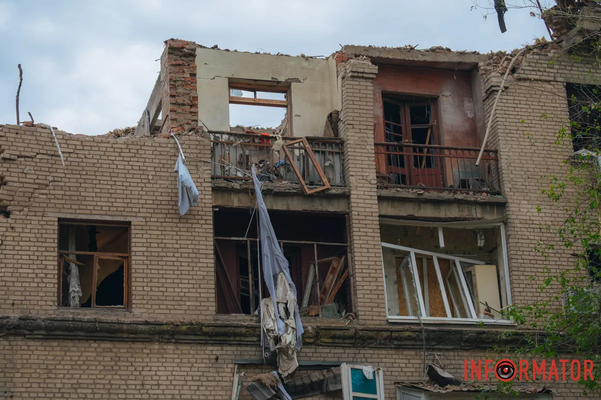 містяни несуть квіти до зруйнованого будинку, триває ліквідація наслідків