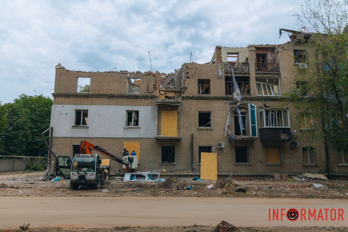 містяни несуть квіти до зруйнованого будинку, триває ліквідація наслідків