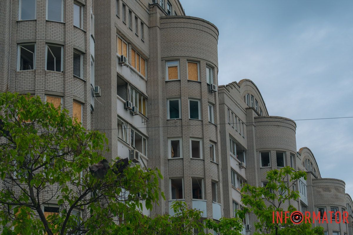 містяни несуть квіти до зруйнованого будинку, триває ліквідація наслідків