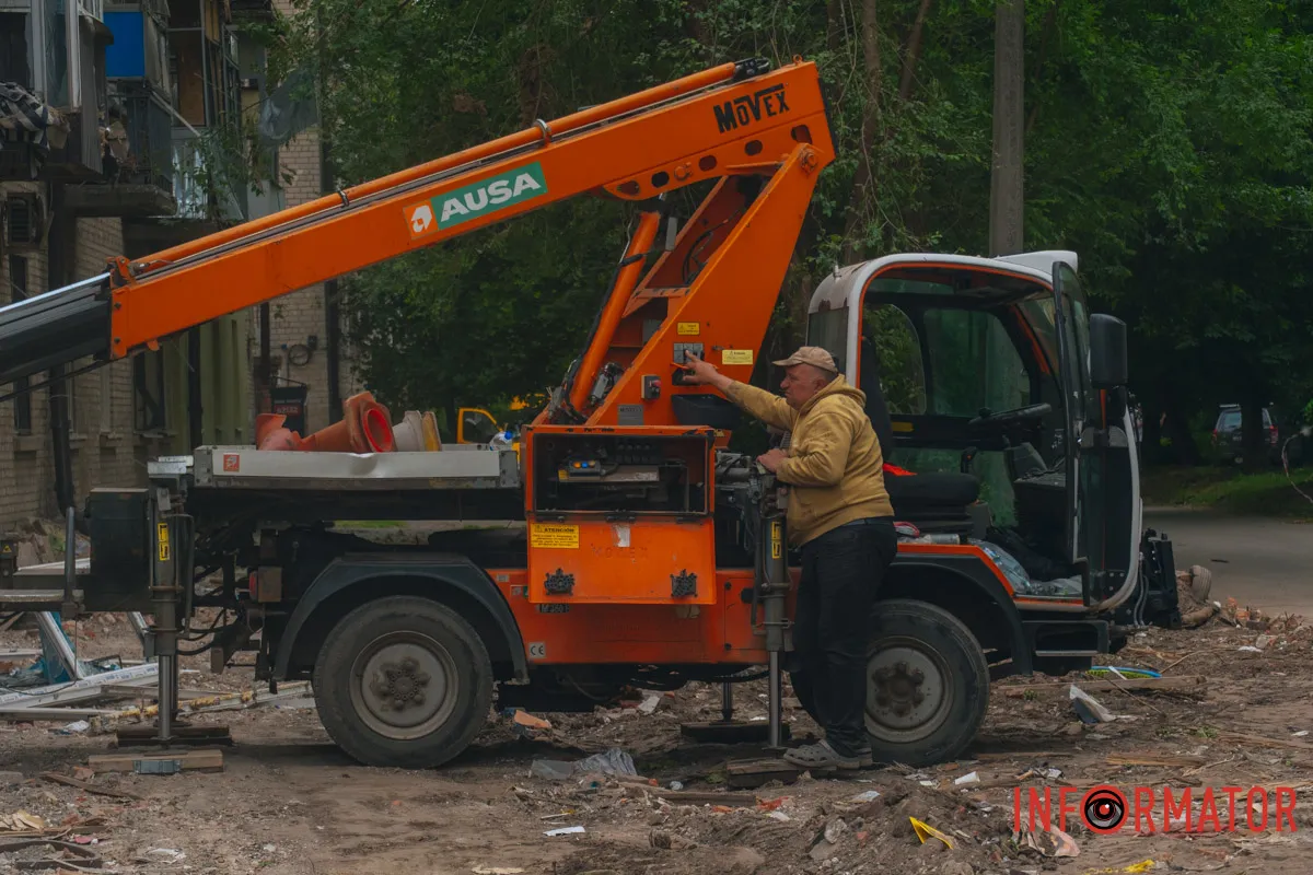 містяни несуть квіти до зруйнованого будинку, триває ліквідація наслідків