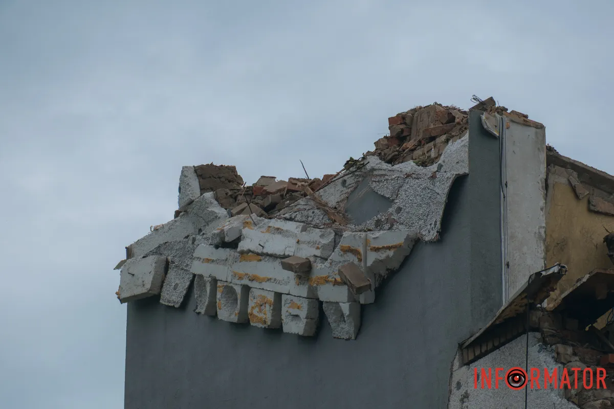 містяни несуть квіти до зруйнованого будинку, триває ліквідація наслідків