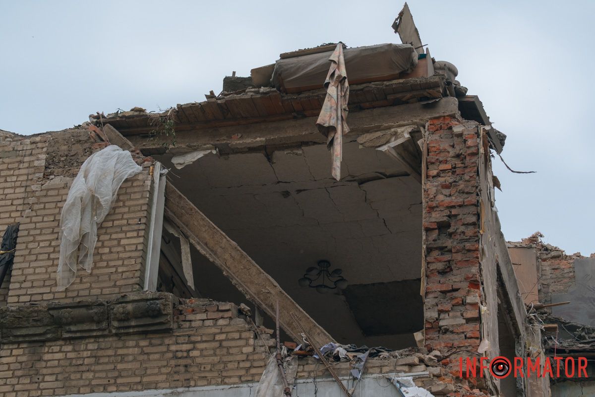містяни несуть квіти до зруйнованого будинку, триває ліквідація наслідків