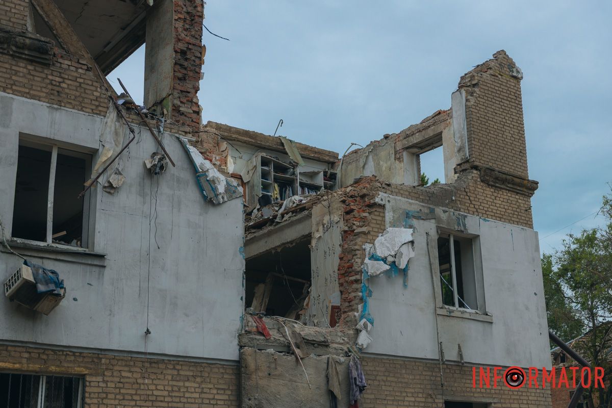 містяни несуть квіти до зруйнованого будинку, триває ліквідація наслідків