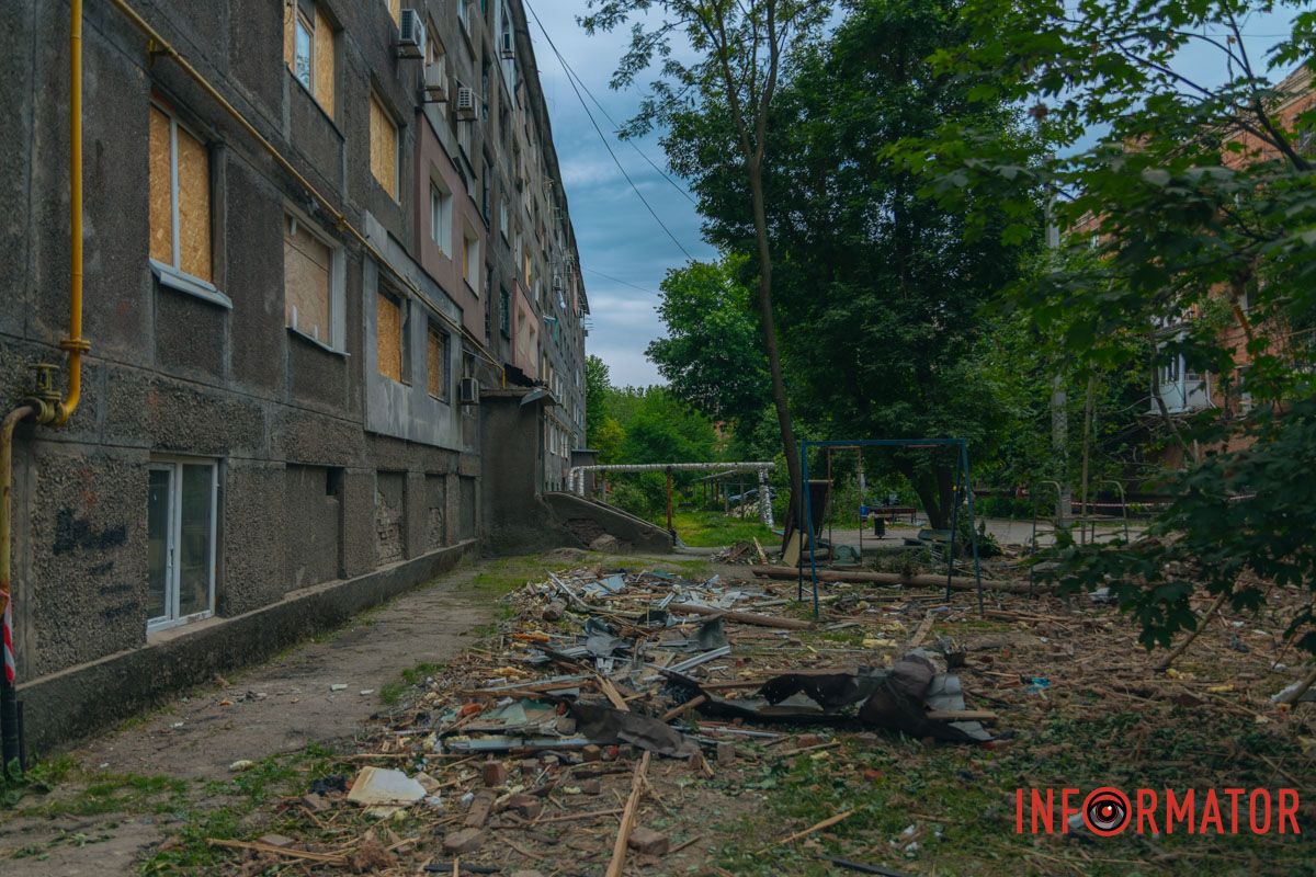 містяни несуть квіти до зруйнованого будинку, триває ліквідація наслідків