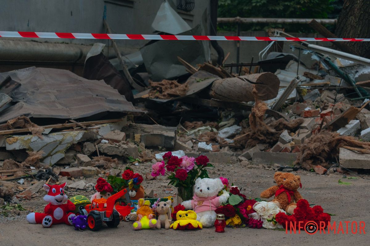 містяни несуть квіти до зруйнованого будинку, триває ліквідація наслідків